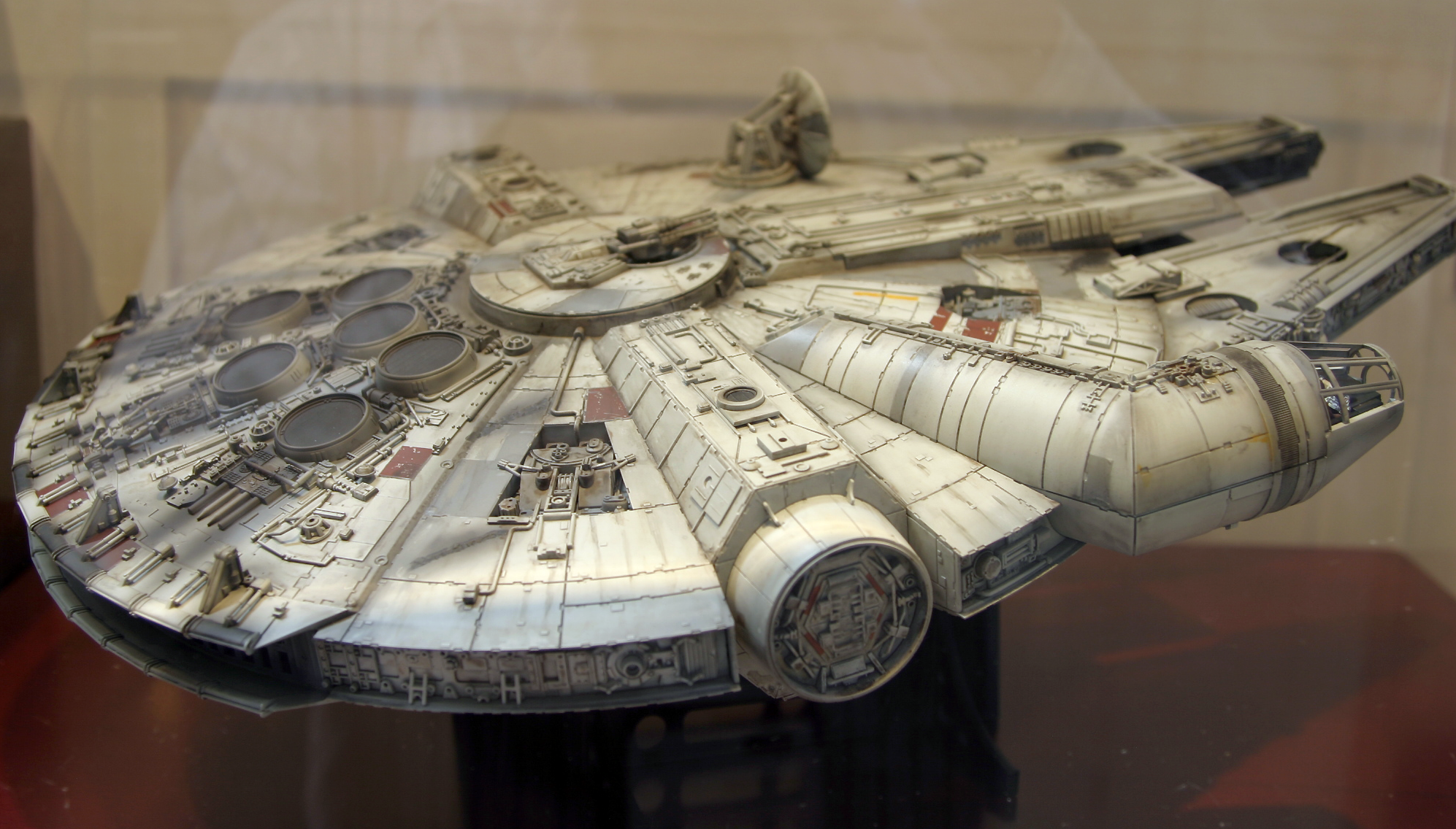 1/72 ミレニアム・ファルコン 塗装済完成品