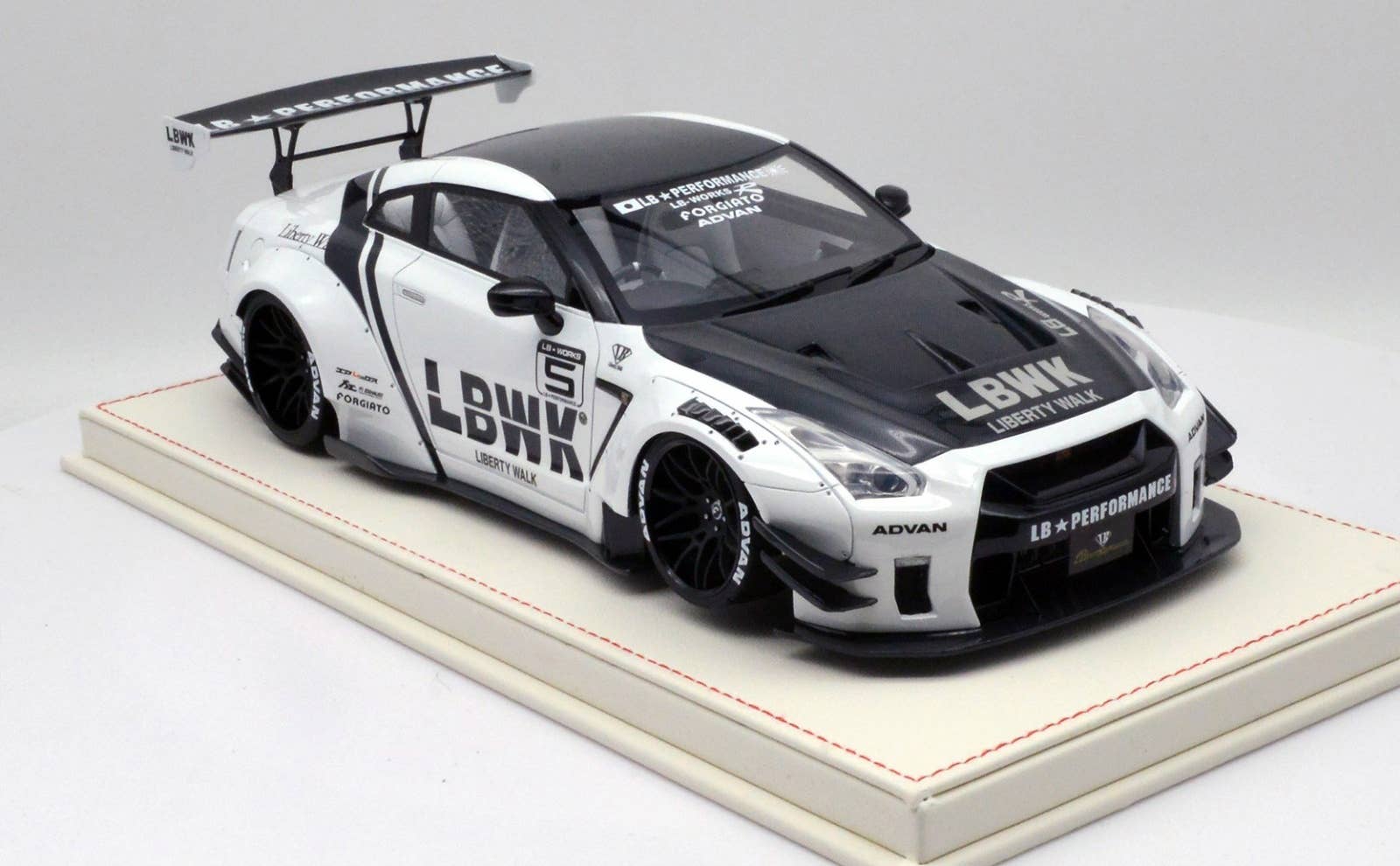1/18 LB-WORKS 日産 GT-R R35 V2.0 LBWK White | HLJ.co.jp