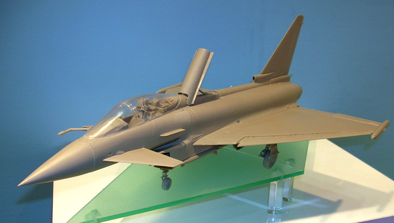 ドイツレベル 1/32 ドイツレベル ユーロファイター タイフーンw/エンジンディテール R04783 プラモデル(未使用品)