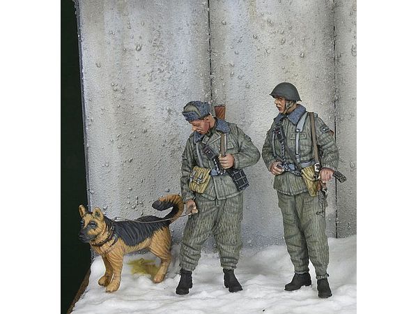 1/35 現用 東ドイツ 犬を連れた国境警備兵セット 1970-80年代冬 (2体セット)