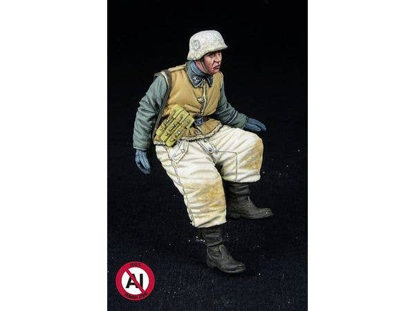 1/35 WWII ドイツ 座っている武装SS下士官 1943-45年冬 (タミヤ用)