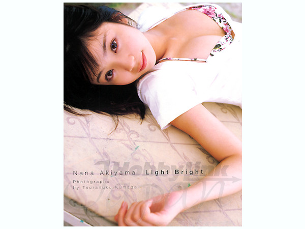 秋山奈々写真集 Light Bright