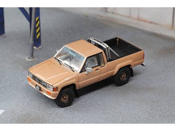 1/64 Toyota Hilux SR5 XTRA Cab 1985- (LHD) - ゴールド