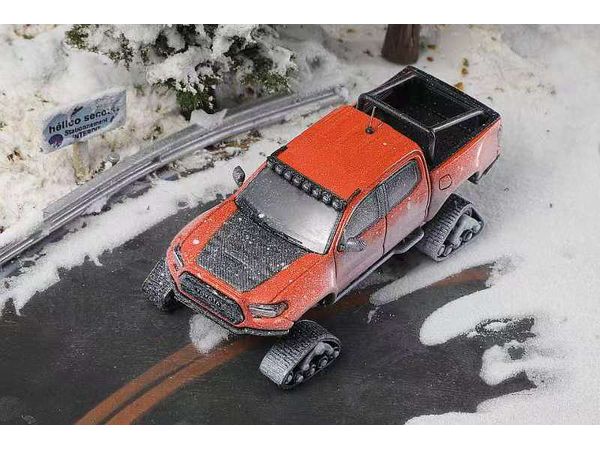 1/64 トヨタ TACOMA 2022 - スキーバージョン / アクセサリー付 オレンジ / スノーフレークパターン