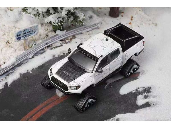 1/64 トヨタ TACOMA 2022 - スキーバージョン / アクセサリー付 ホワイト / ストーンパターン