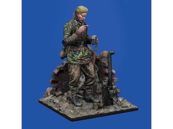 1/35 German SS soldier eating - WWII with base
