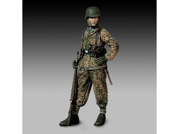 1/72 Waffen SS Grenadier with rifle - WWII