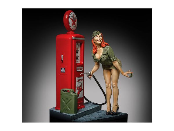 1/35 Pin-up at the gas pump