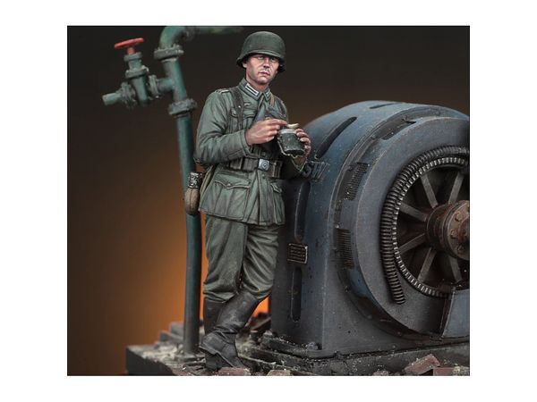 1/35 German infantry soldier eating - WWII