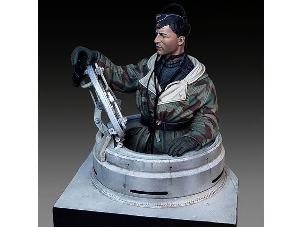 1/16 German tanker in winter dress with Tiger I Early cupola
