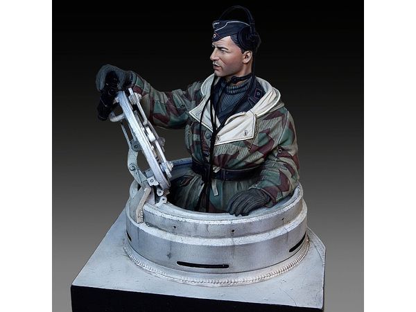 1/10 German tanker in winter dress with Tiger I Early cupola