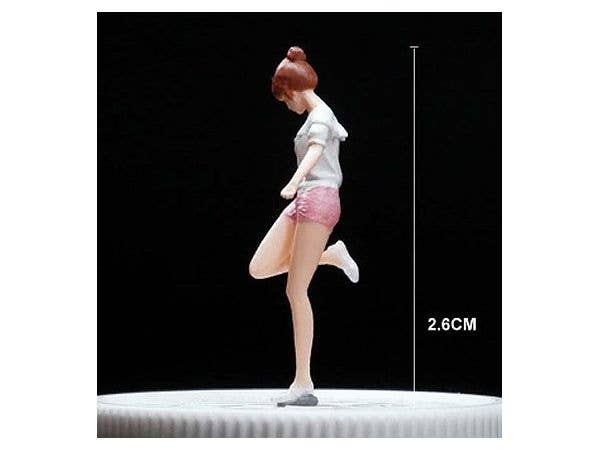 1/64 ピンクのショートパンツ 女性