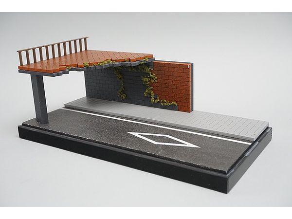 1/64 高架下ジオラマ 高架と壁のある街角 (19.5cm x 9.5cm x 10cm