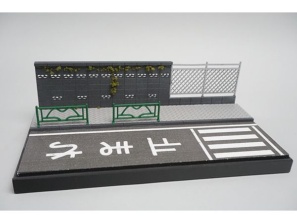 1/64 通学路ジオラマ 横断歩道のある街角 (19.5cm x 9.5cm x 10cm