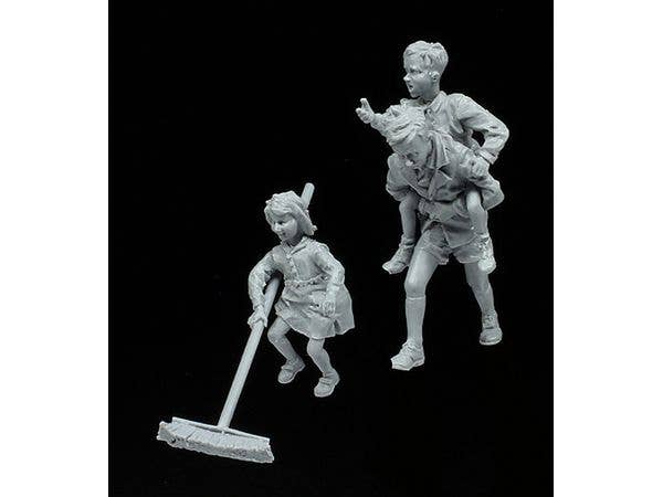 1/35 WWII 汎用 デッキブラシで遊ぶ子供(3体入)